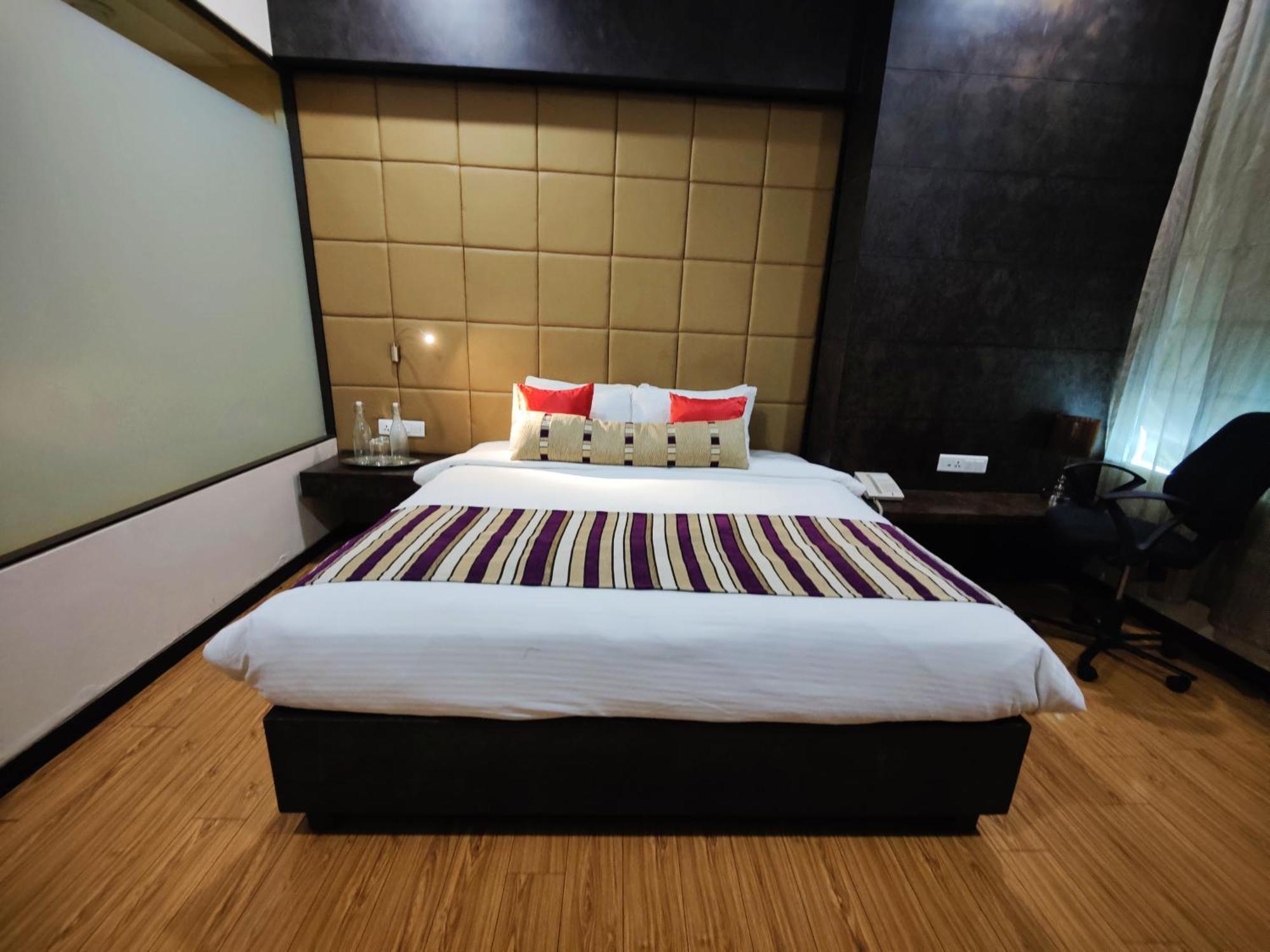 Regenta Central Grand Exotica Pimpri-Chinchwad Exterior foto