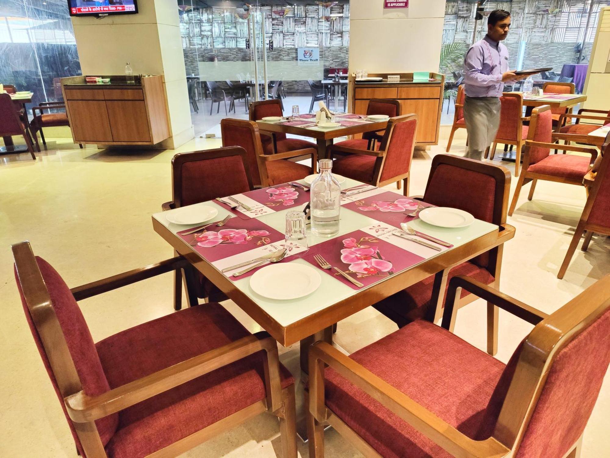 Regenta Central Grand Exotica Pimpri-Chinchwad Exterior foto